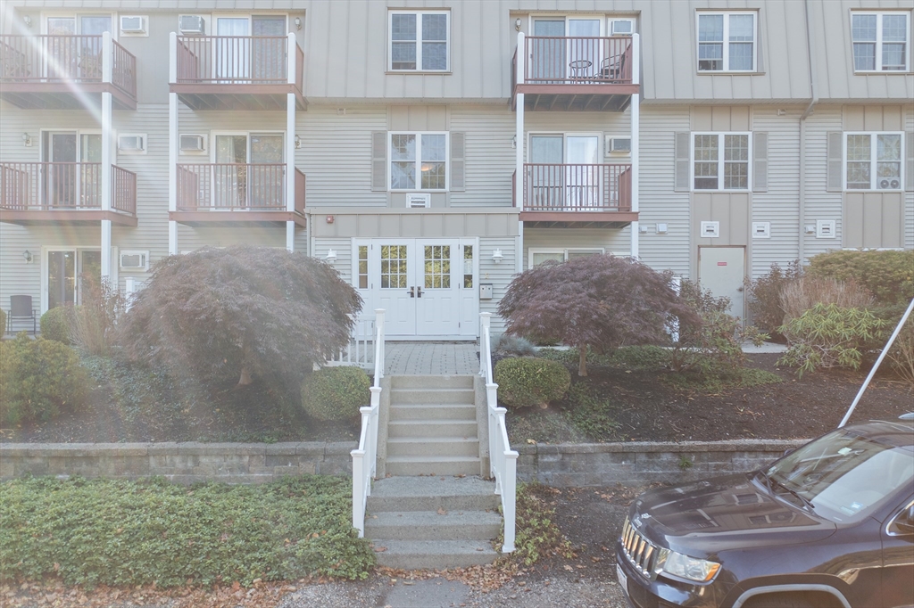 2 Ocean Avenue, Unit 3H Gloucester, MA 01930 - Photo 28 of 28 a front view of a house with a yard