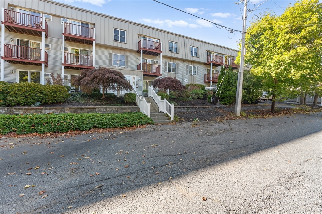 2 Ocean Avenue, Unit 3H Gloucester, MA 01930 - Photo 3 of 28 a front view of a house with garden