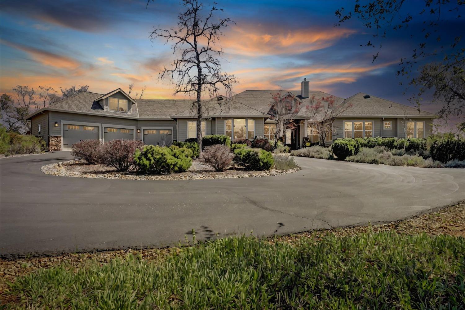 13197 American Ranch Court Grass Valley, CA 95949 - Photo 4 of 77 a front view of a house with a yard