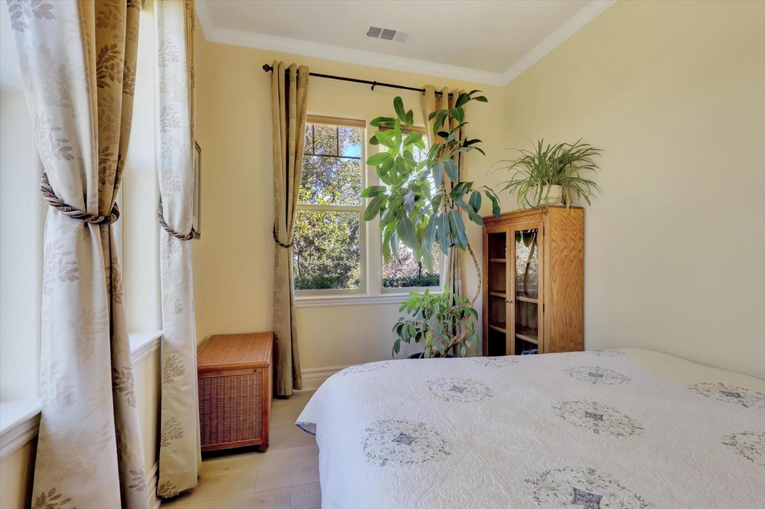 13197 American Ranch Court Grass Valley, CA 95949 - Photo 42 of 77 Guest Bedroom - En suite