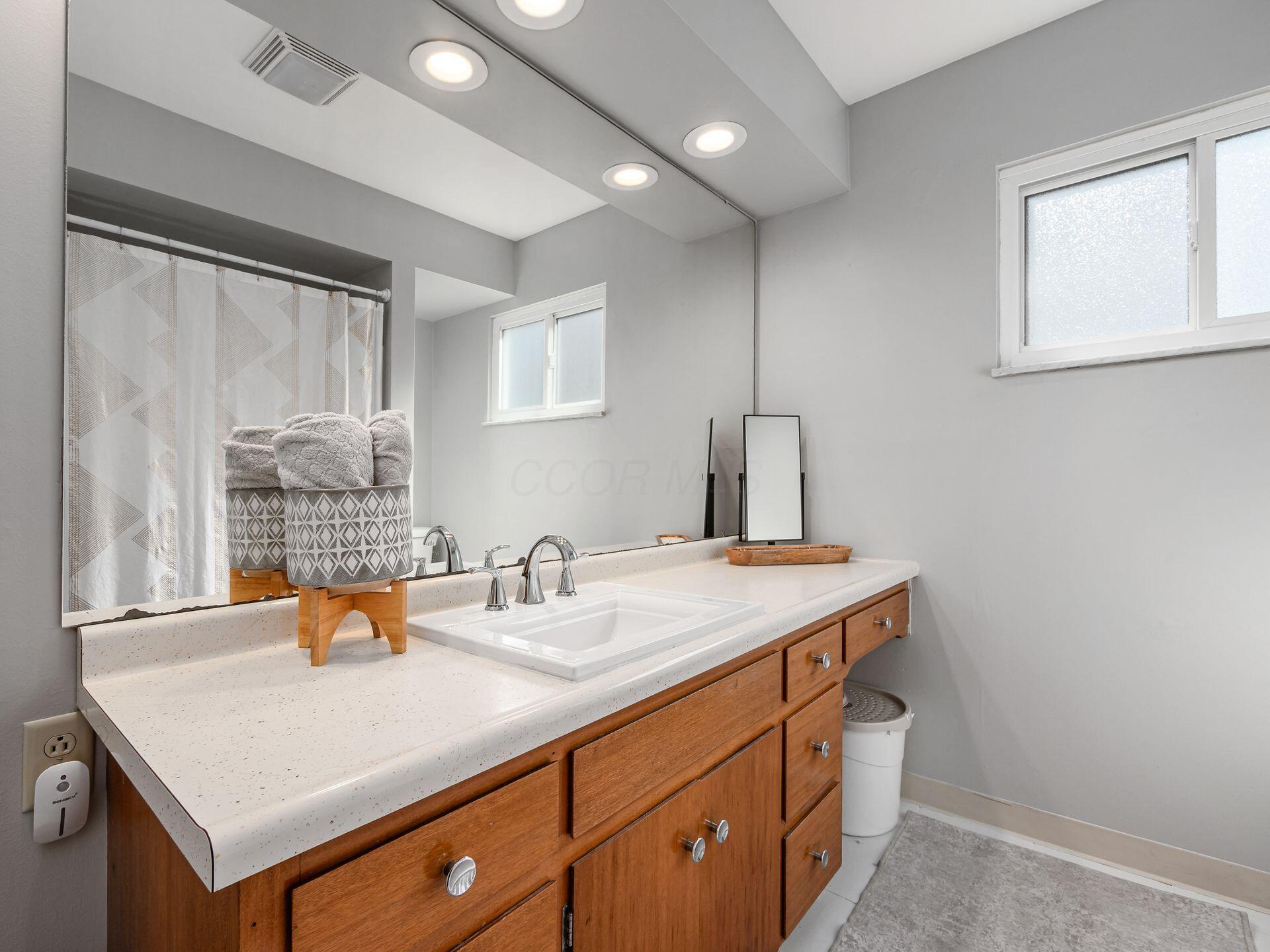 3599 Ridgewood Drive Hilliard, OH 43026 - Photo 27 of 48 Main bath