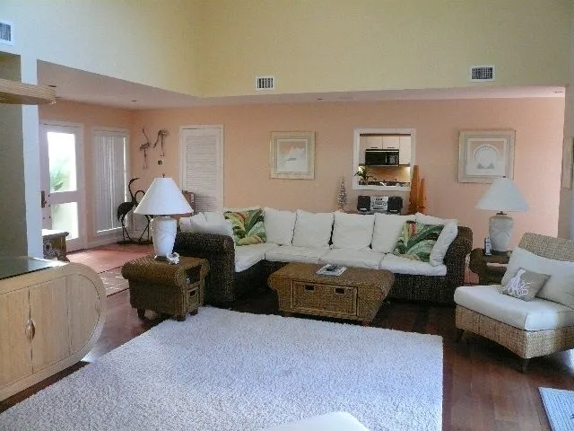 $9,500 | 8422 Poinciana Place, Unit 7, Vero Beach, FL 32963