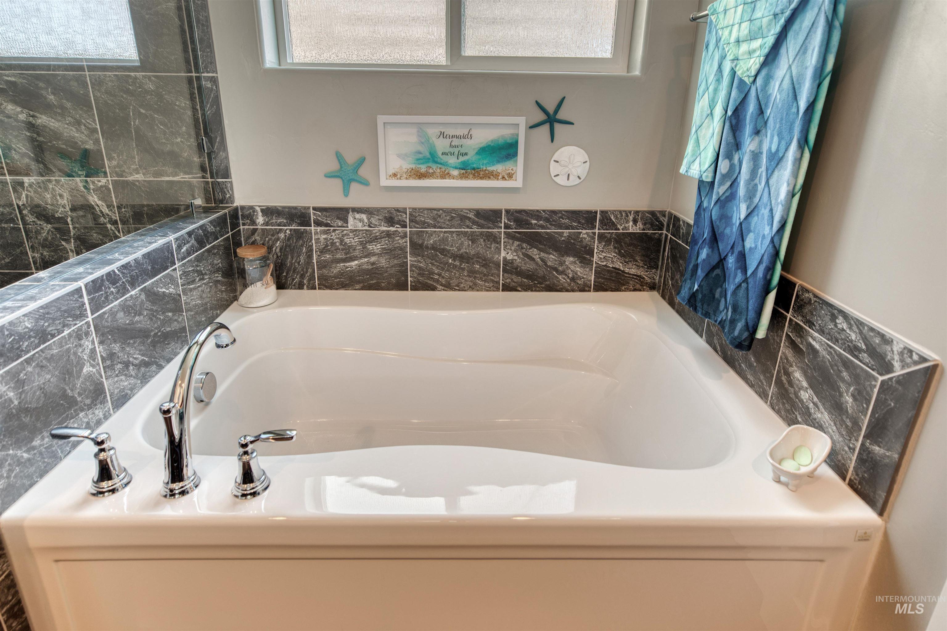 11913 West Piazza Street Nampa, ID 83686 - Photo 23 of 50 Full bathroom featuring a bath