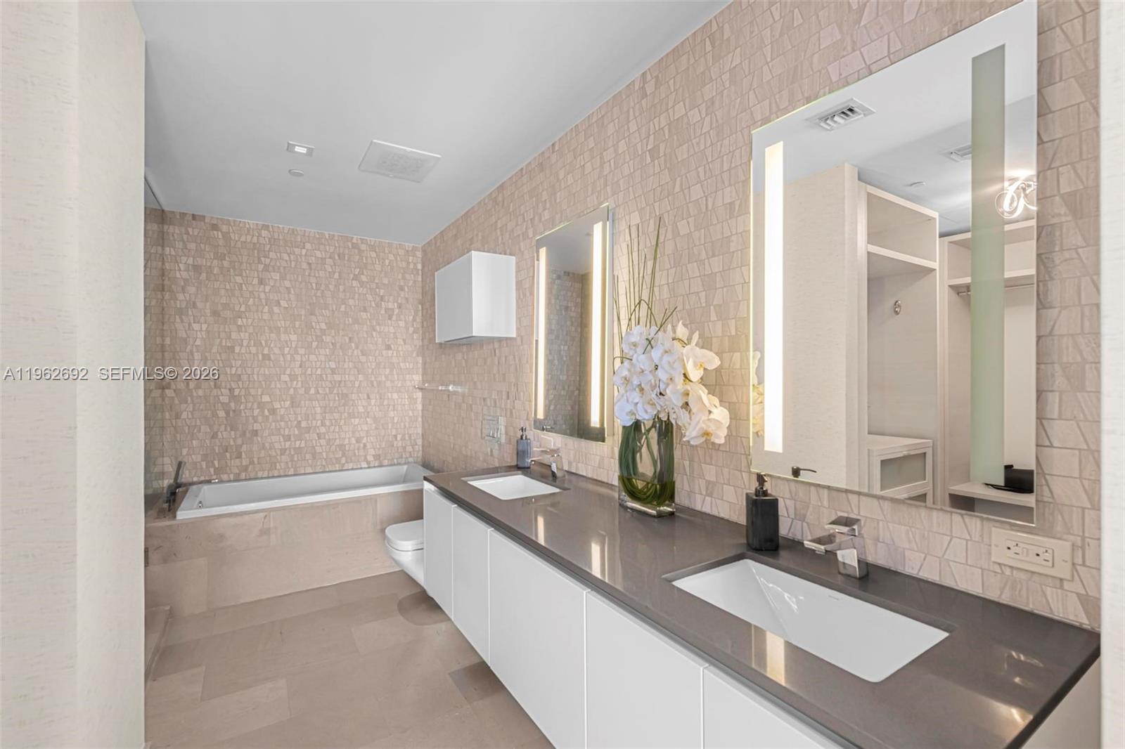 88 Southwest 7th Street, Unit 3806 Miami, FL 33130 - Photo 9 of 24 Double sinks