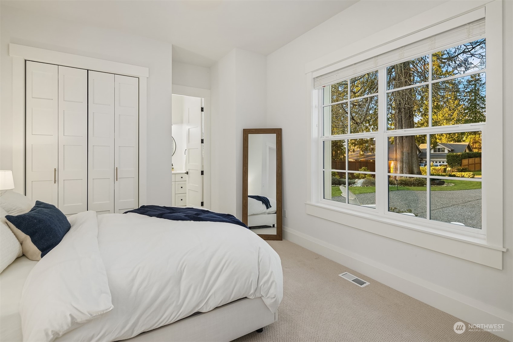 202 Woodhaven Place Edmonds, WA 98020 - Photo 20 of 40 a bedroom with a bed and a window