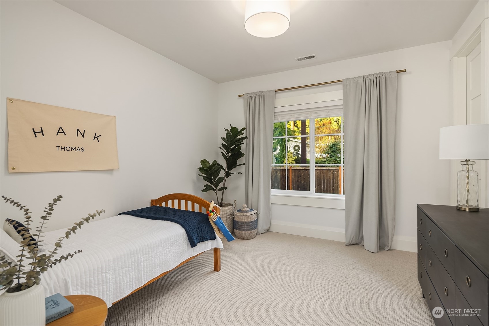 202 Woodhaven Place Edmonds, WA 98020 - Photo 29 of 40 a spacious bedroom with a bed and a window