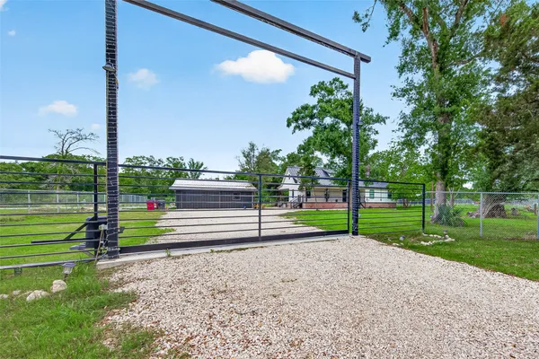 $650,000 | 803 County Road 772, Damon, TX 77430