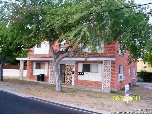 $650 | 704 North Washington Street, Unit 3 OR 4, Beeville, TX 78102