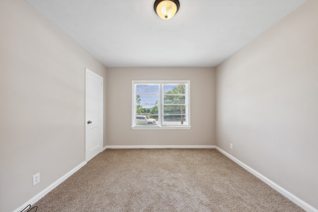 3127 8th Street Columbus, GA 31906 - Photo 7 of 14 an empty room with a window