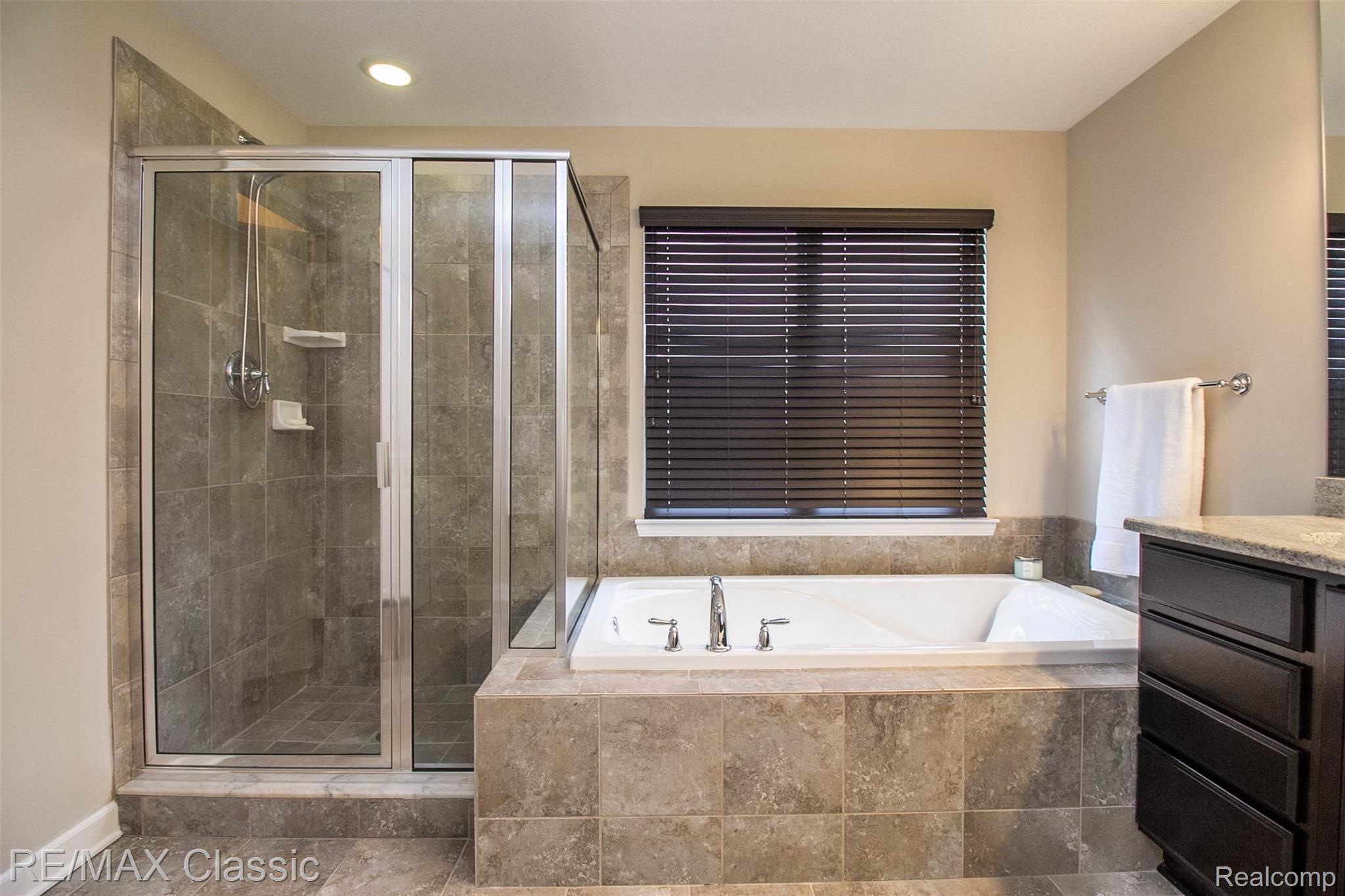 27135 Victoria Road Novi, MI 48374 - Photo 34 of 54 Master bath #1