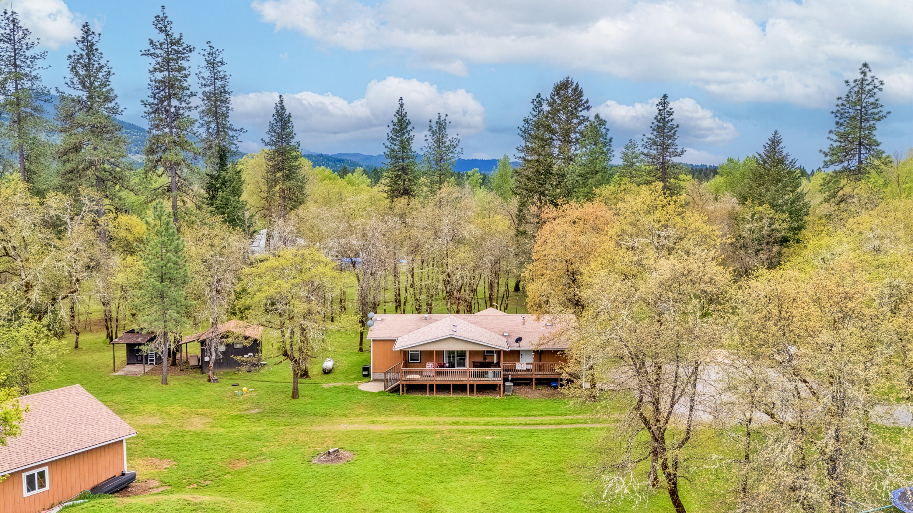 360 Lamont Way Cave Junction, OR 97523 - Photo 2 of 31