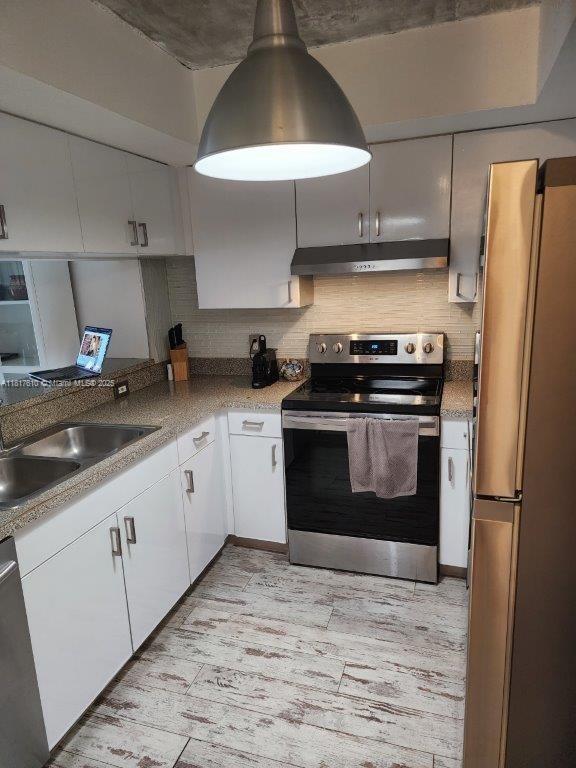 460 South Park Road, Unit 6209 Hollywood, FL 33021 - Photo 3 of 13 a kitchen with stainless steel appliances a stove a refrigerator and a sink