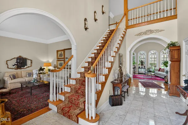 a view of entryway with livingroom