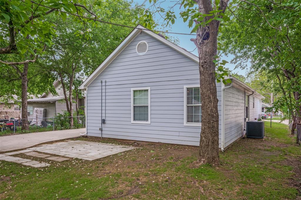 1503 Cherry Street Gainesville, TX 76240 - Photo 19 of 20 a front view of a house with a yard