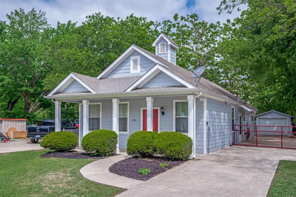 1503 Cherry Street Gainesville, TX 76240 - Photo 2 of 20 front view of a house and a yard