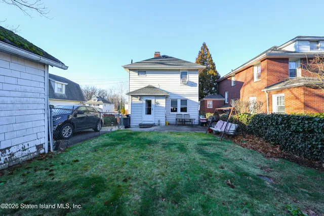 a view of front of a house with a yard