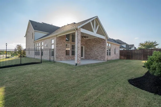 a view of a house with backyard and porch