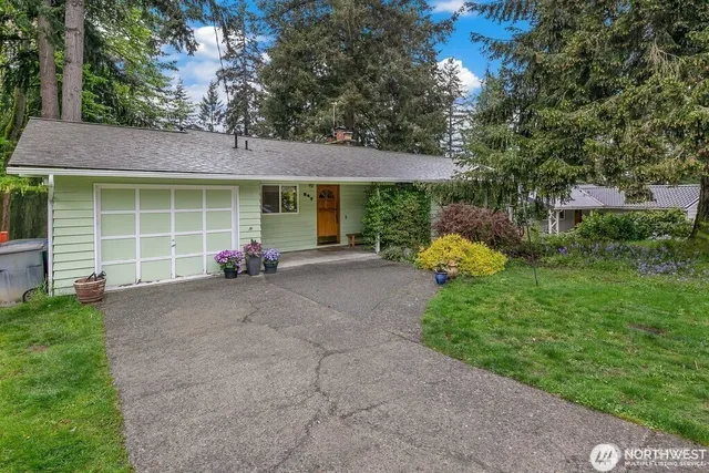 a view of a house with backyard and garden