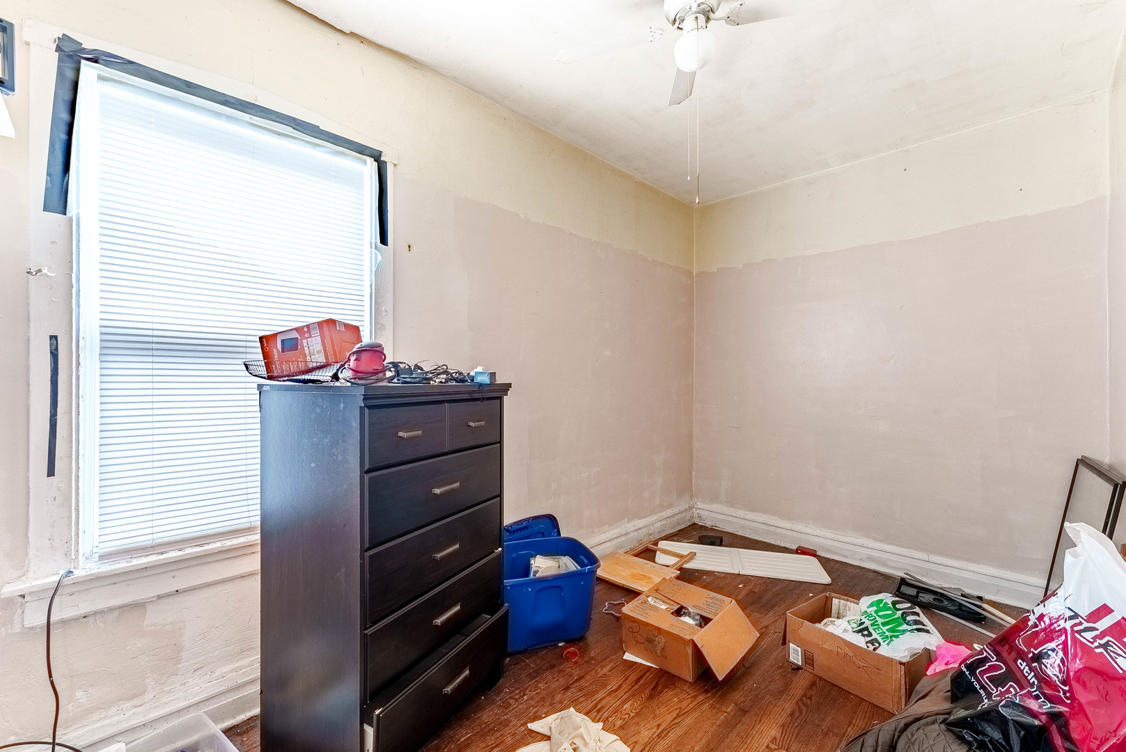 7149 South Wood Street Chicago, IL 60636 - Photo 12 of 26 a room with toys and a window
