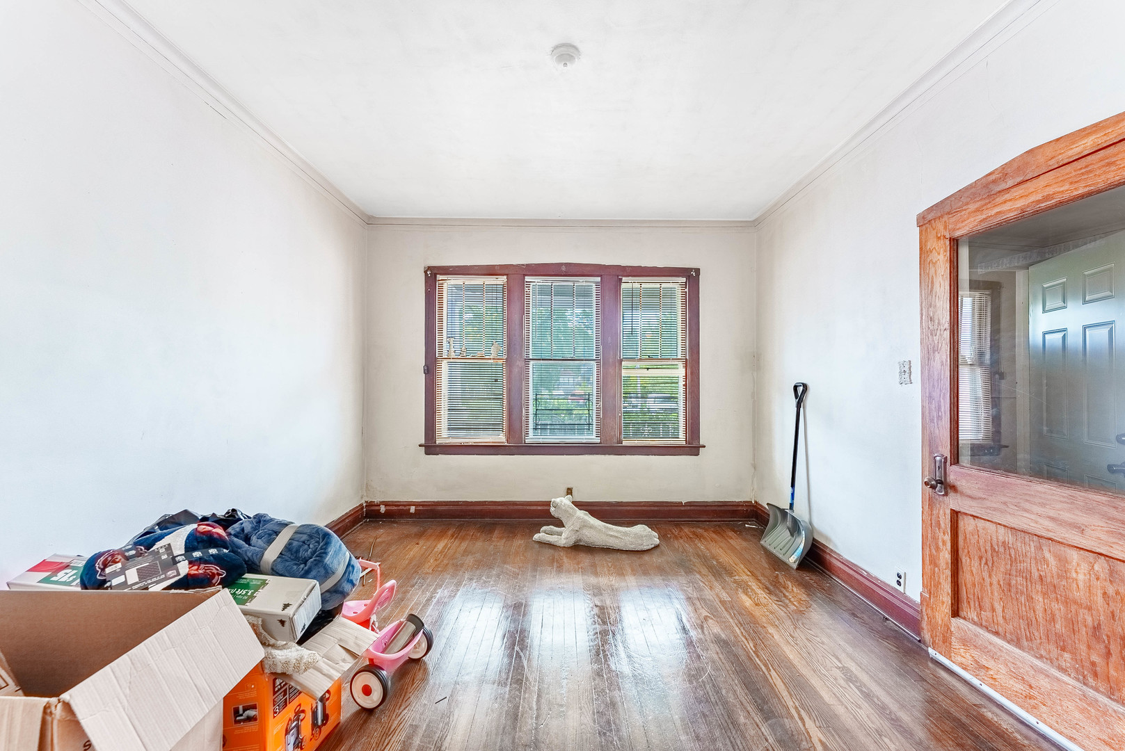 7149 South Wood Street Chicago, IL 60636 - Photo 4 of 26 a living room with furniture and a window