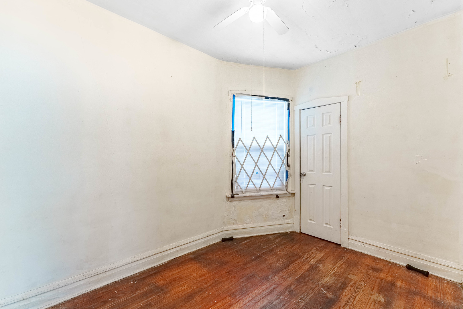 7149 South Wood Street Chicago, IL 60636 - Photo 7 of 26 an empty room with wooden floor and windows
