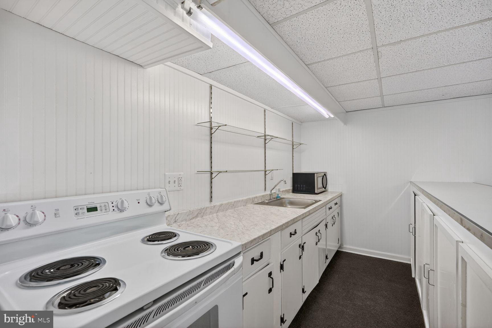 4202 Yates Road Beltsville, MD 20705 - Photo 20 of 31 Lower level kitchenette/wet bar for enetrtaining.