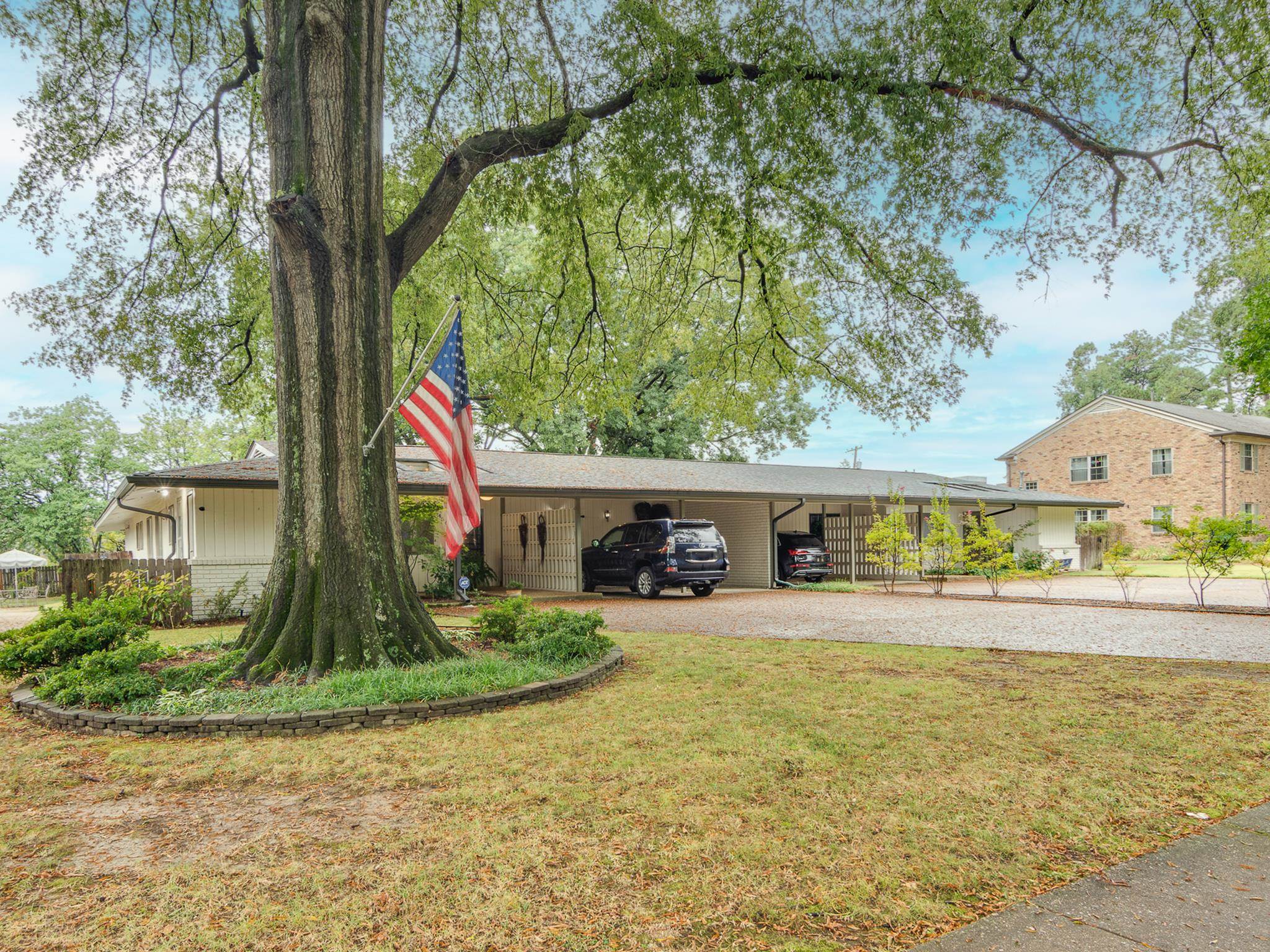 4563 Aldersgate Road Memphis, TN 38117 - Photo 3 of 22 a front view of a house with garden