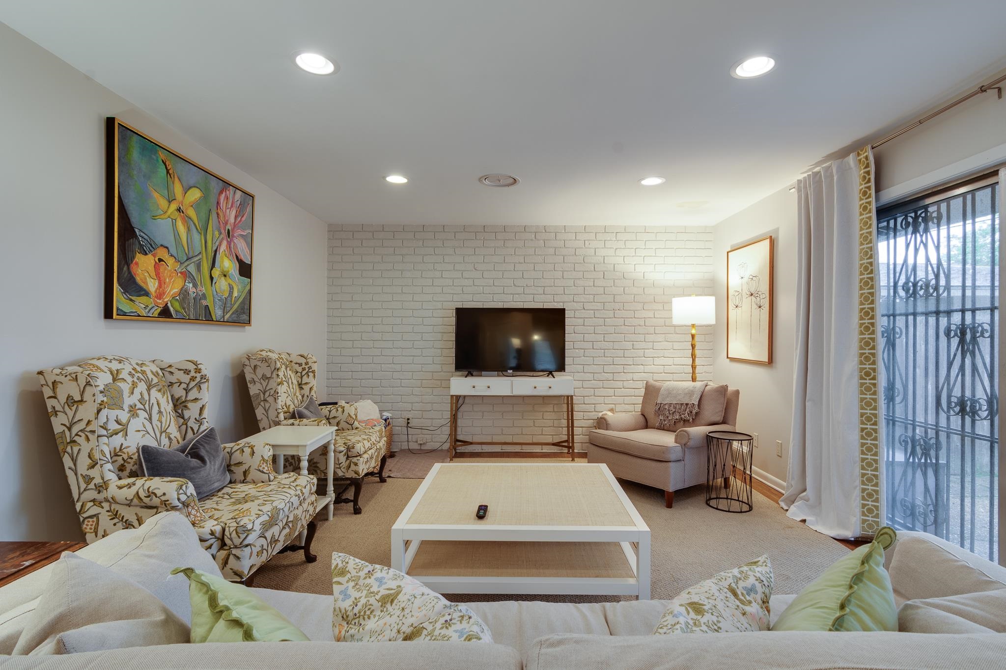 4563 Aldersgate Road Memphis, TN 38117 - Photo 5 of 22 a living room with furniture and a flat screen tv