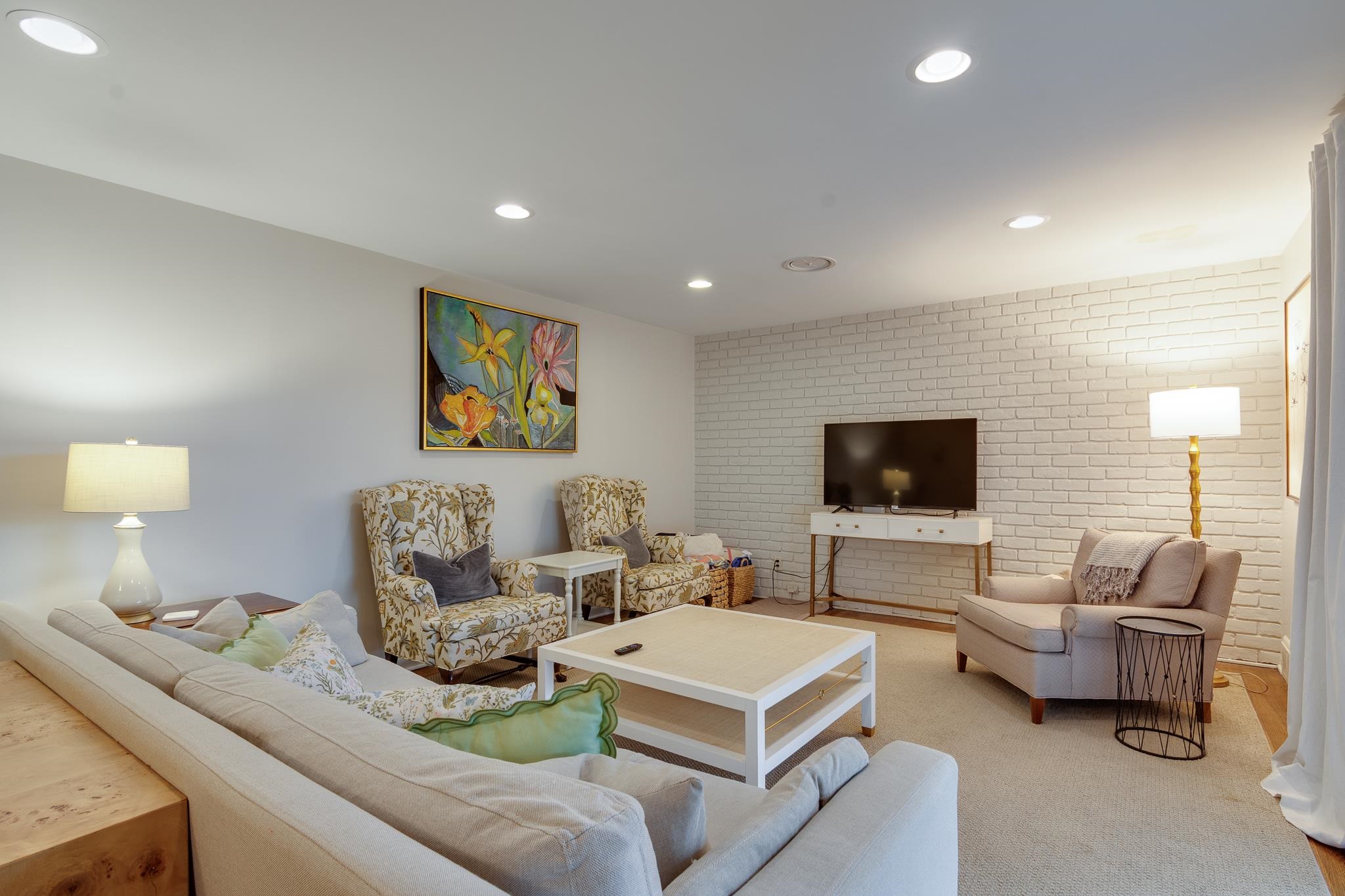 4563 Aldersgate Road Memphis, TN 38117 - Photo 6 of 22 a living room with furniture and a flat screen tv