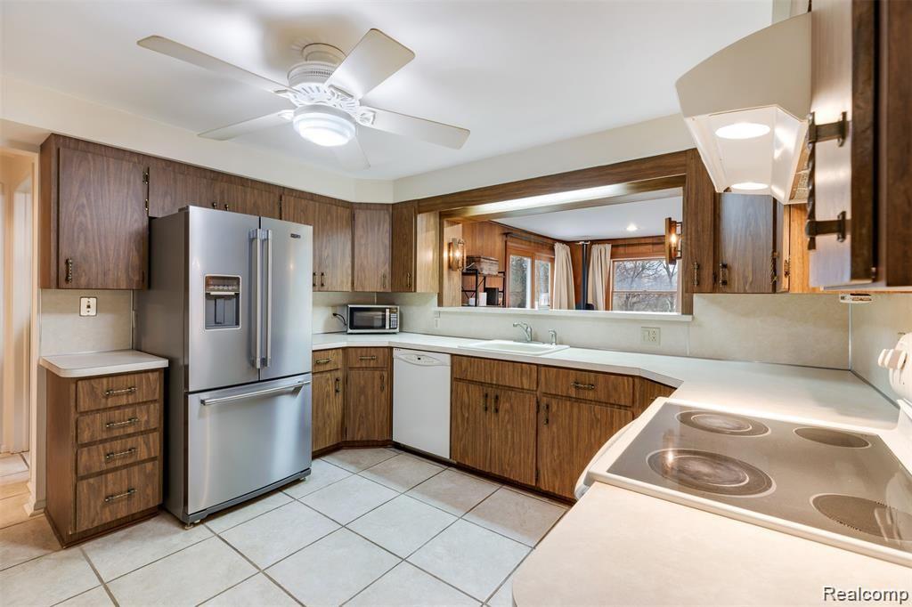 22104 Gill Road Farmington Hills, MI 48335 - Photo 4 of 39