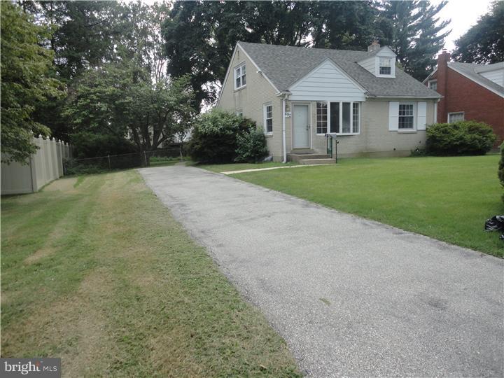 492 Wayne Avenue Springfield, PA 19064 - Photo 4 of 19 Driveway