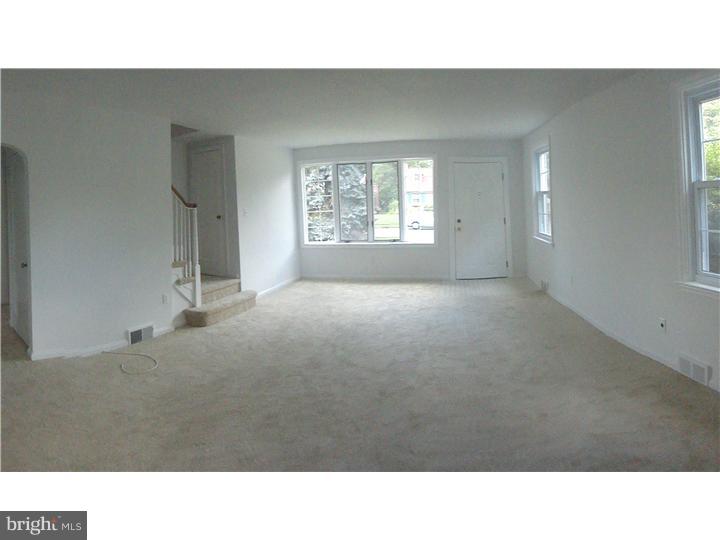 492 Wayne Avenue Springfield, PA 19064 - Photo 7 of 19 Living Room