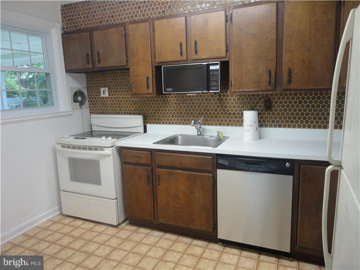 492 Wayne Avenue Springfield, PA 19064 - Photo 10 of 19 Kitchen