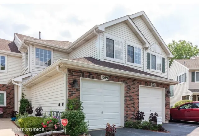$2,400 | 1069 Ripple Ridge, Darien, IL 60561