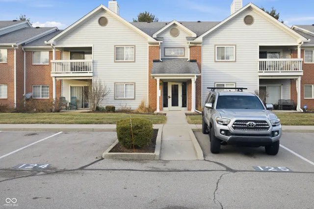 $183,000 | 8112 Glenwillow Lane, Unit 104, Indianapolis, IN 46278