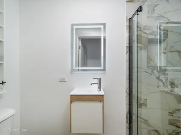 $3,000 | 3502 West Diversey Avenue, Unit 2, Chicago, IL 60647