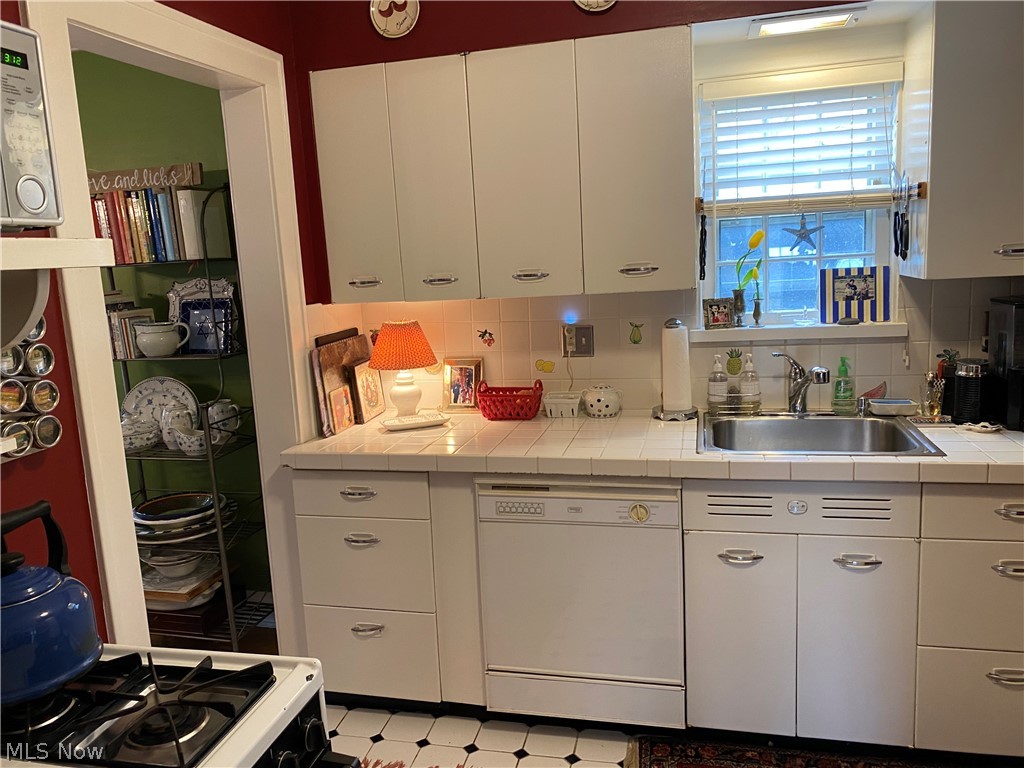 2404 Channing Road Cleveland, OH 44118 - Photo 8 of 35