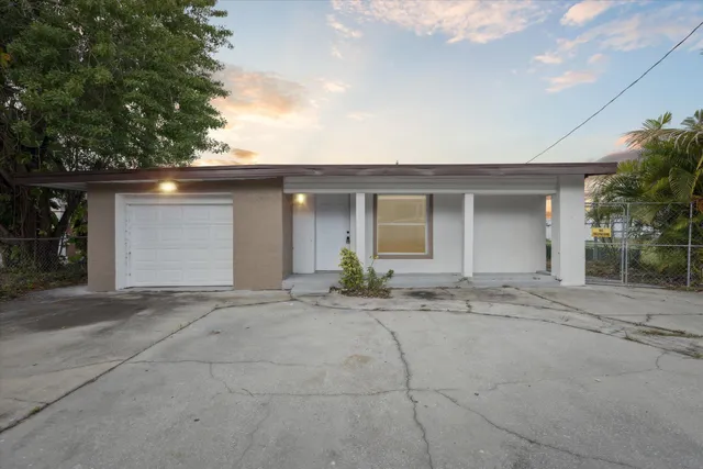 a view of entryway of house
