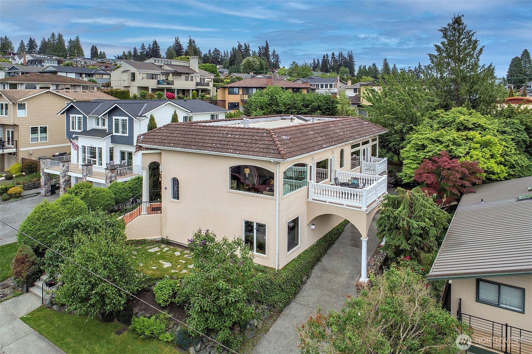 750 Maple Street Edmonds, WA 98020 - Photo 2 of 31
