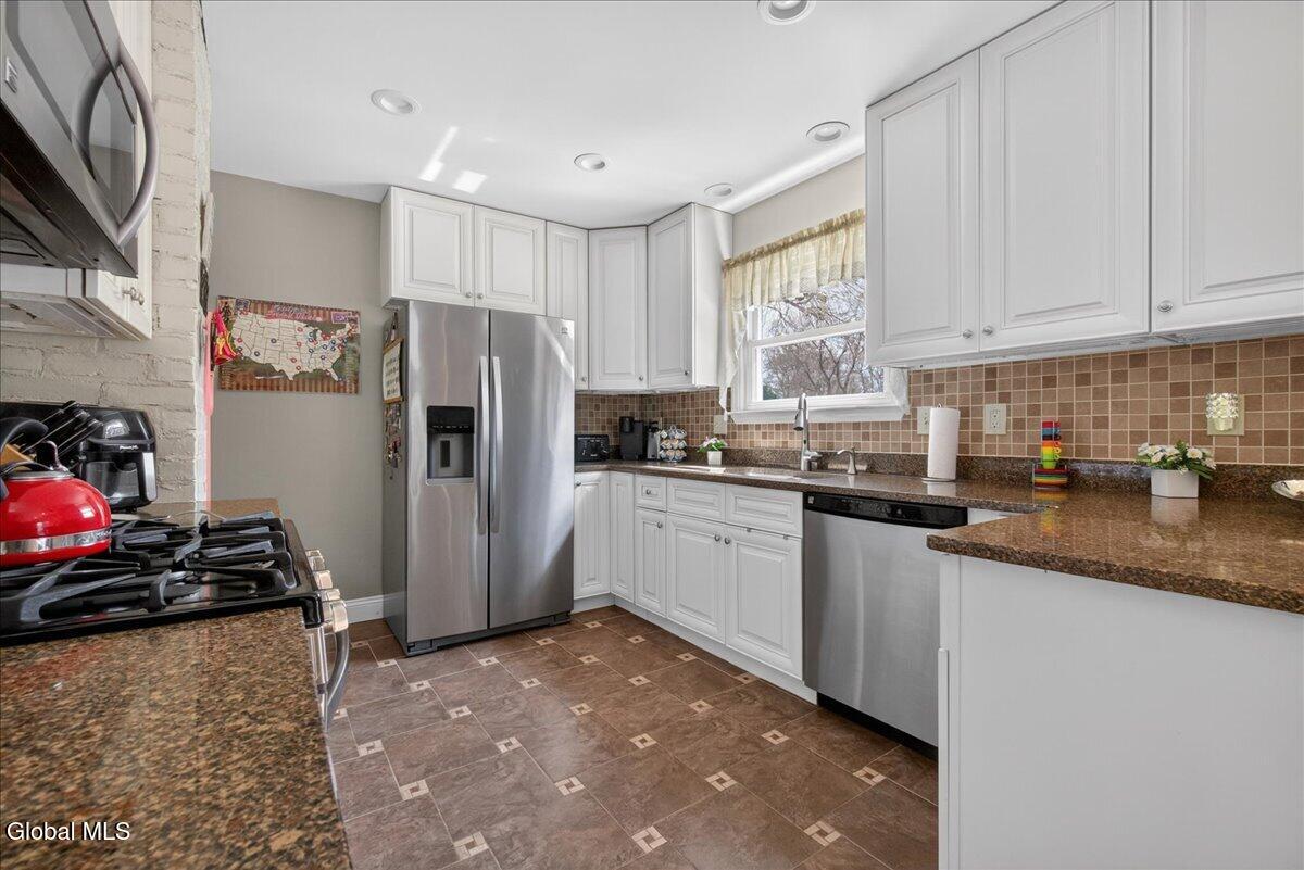 1006 Riggi Avenue Rotterdam, NY 12303 - Photo 11 of 42 13-1006 Riggi Ave-13