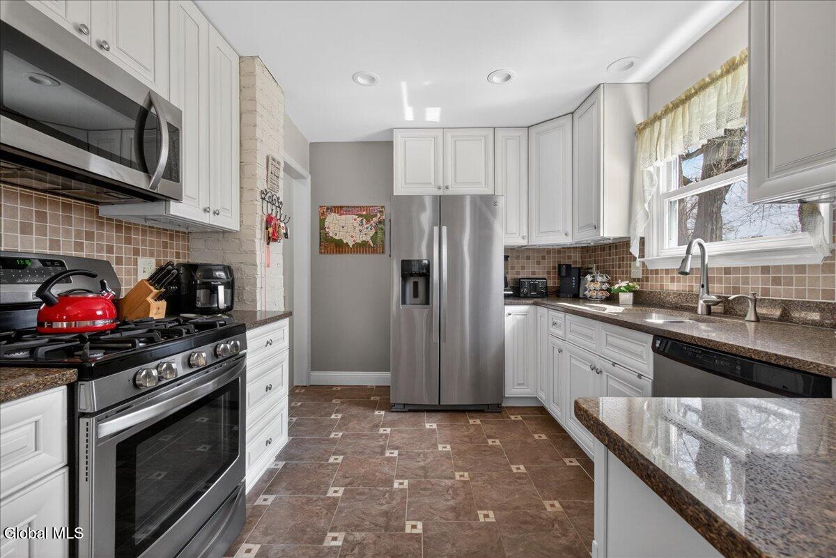 1006 Riggi Avenue Rotterdam, NY 12303 - Photo 12 of 42 14-1006 Riggi Ave-14