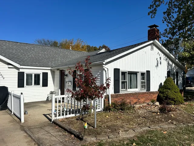 a view of a house with a yard