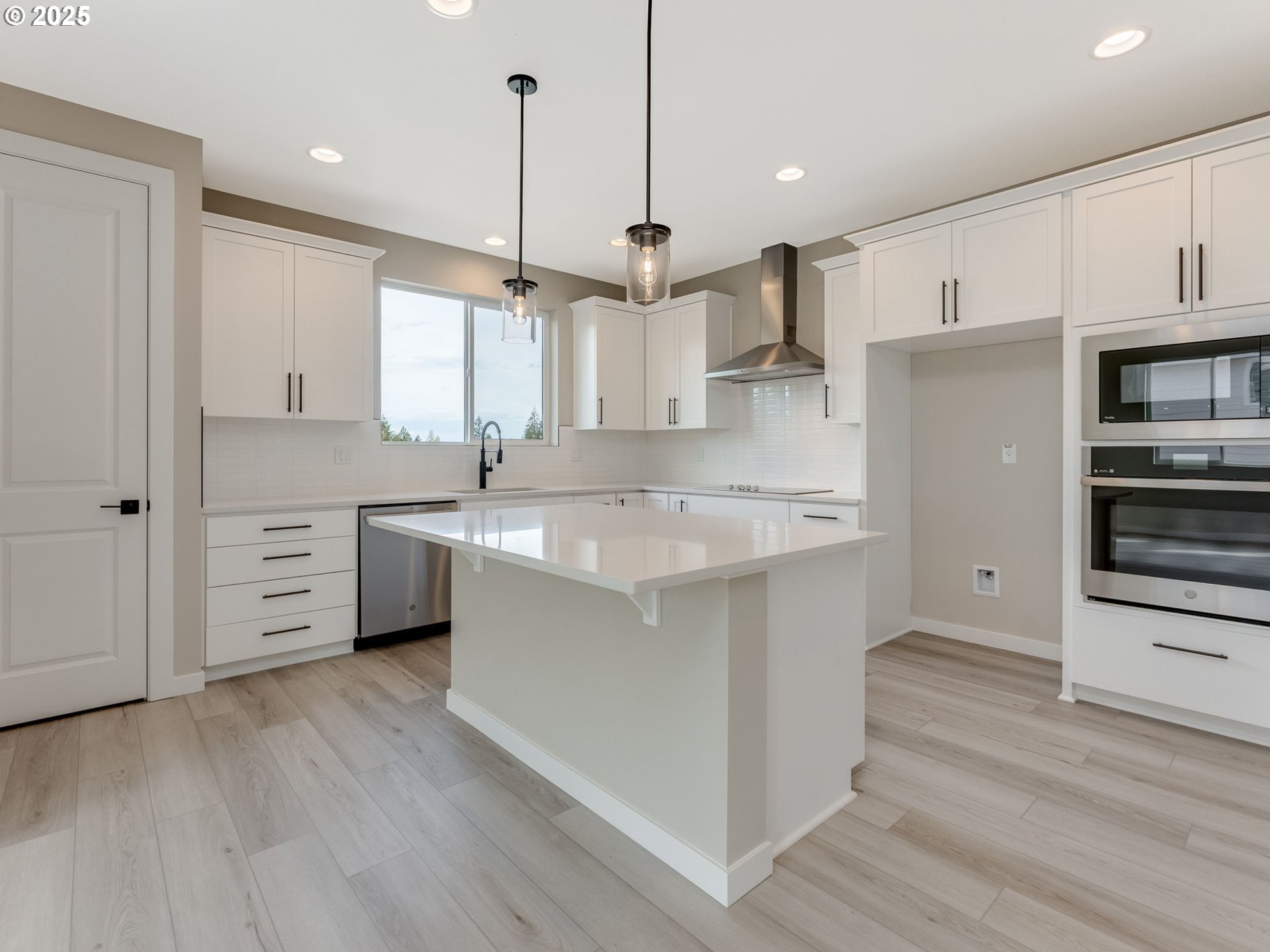 2041 Northeast Ridge Run Lane Estacada, OR 97023 - Photo 9 of 40 Kitchen