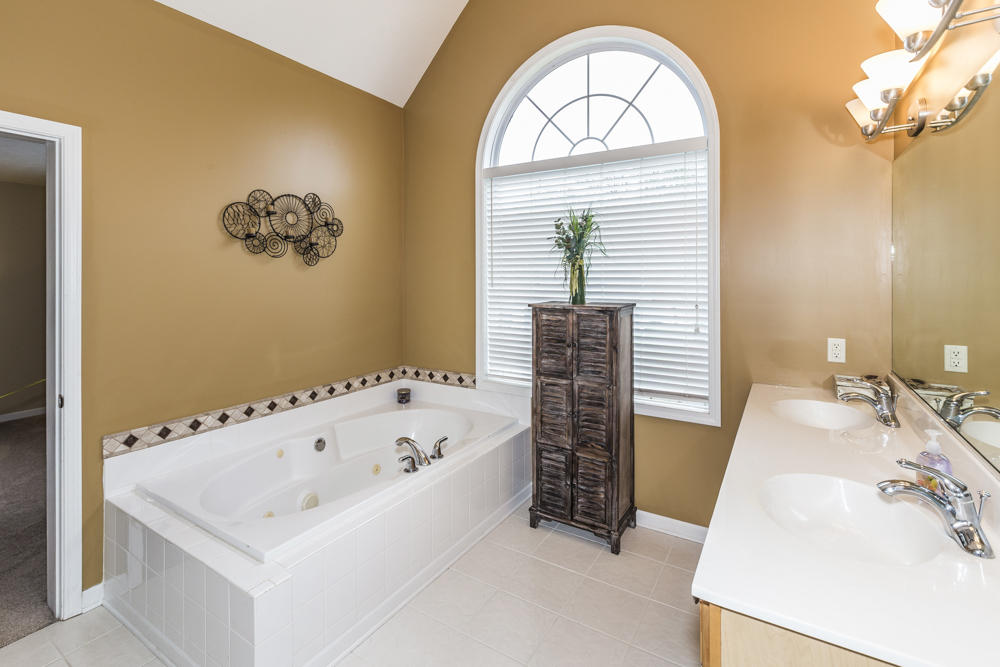 12820 Clear Ridge Road Knoxville, TN 37922 - Photo 20 of 39 Master Bath