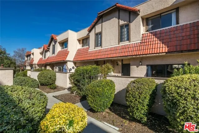 $489,999 | 27656 Ironstone Drive, Unit 5, Canyon Country, CA 91387