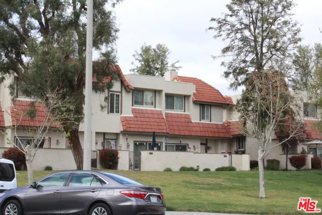 $489,999 | 27656 Ironstone Drive, Unit 5, Canyon Country, CA 91387