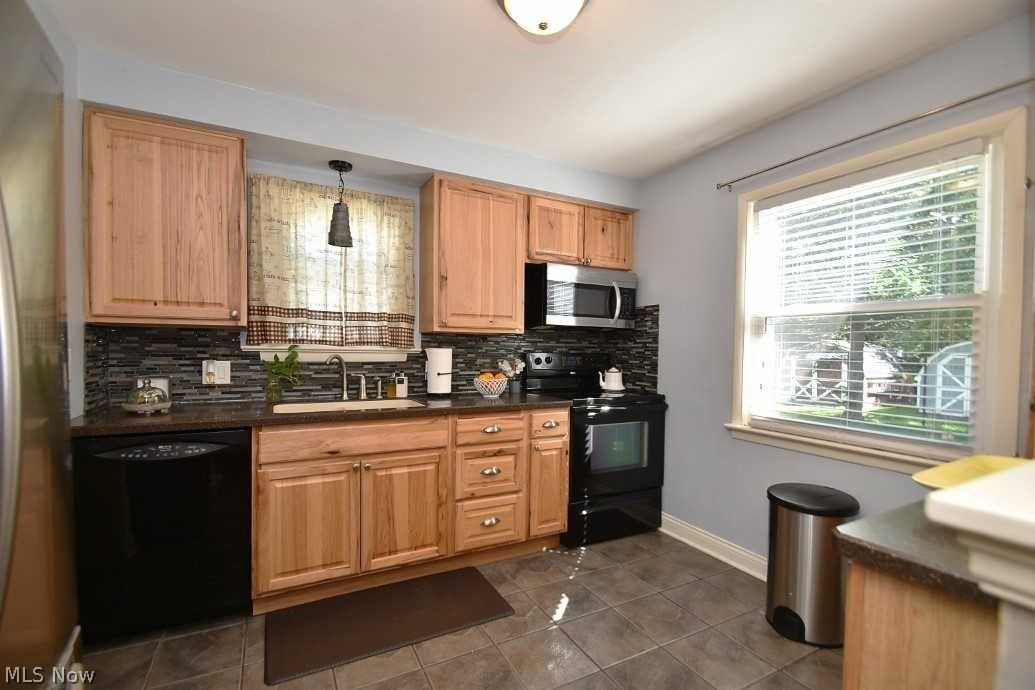 1369 Sunview Road Lyndhurst, OH 44124 - Photo 7 of 32