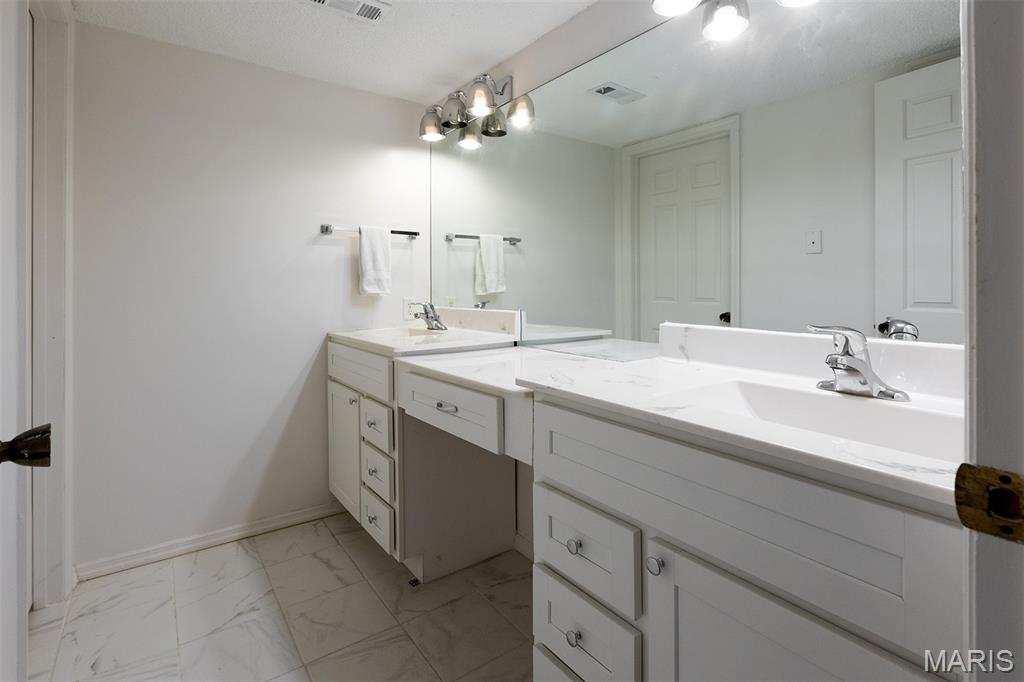 970 North Spoede Road, Unit 17 Creve Coeur, MO 63146 - Photo 14 of 22