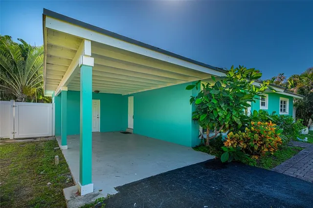 a view of a backyard