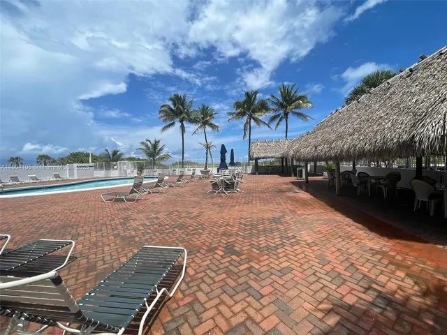 $2,050 | 5313 Collins Avenue, Unit 510, Miami Beach, FL 33140